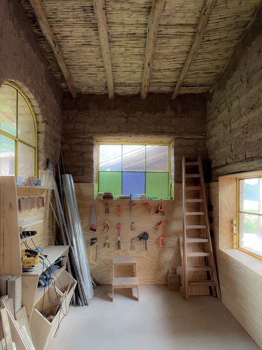 House Florencia / Высокий Macaa (Misión de arquitectura, Construcción y Arte en Los Andes) - Интерьерная фотография, дерево, освещение, стеллажи, луч