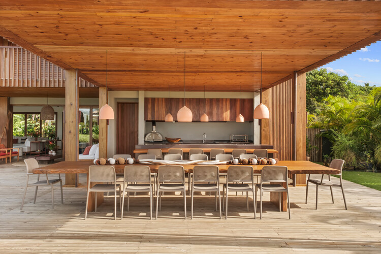 SA House / 73.onze arquitetura - Интерьерная фотография, дерево, стол, стул, патио, палуба