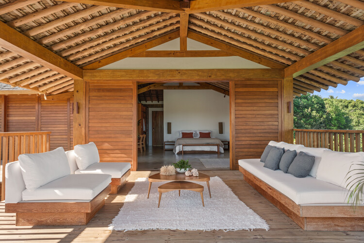 SA House / 73.onze arquitetura - Интерьерная фотография, гостиная, дерево, луч, стул, палуба