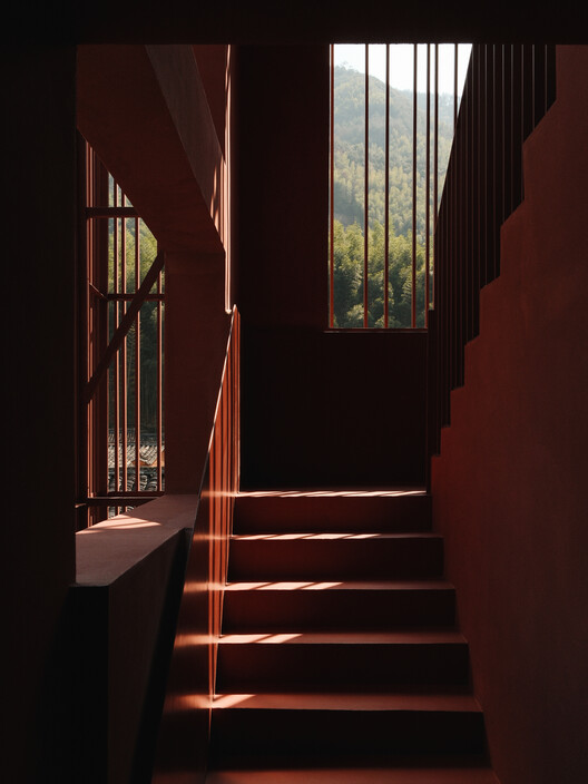 Songzhuang Z Museum / Team Bldg - Интерьерная фотография, лес, лестница, поручена