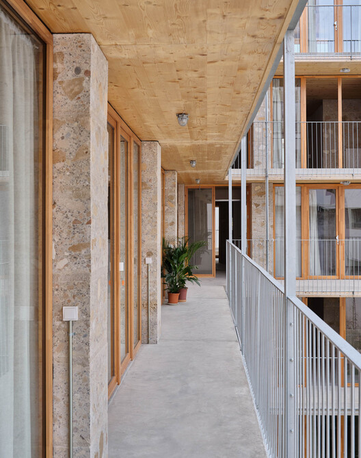Единицы социального жилья 2104 / Harquitectes - Интерьерная фотография, древесина, бетон, балкон