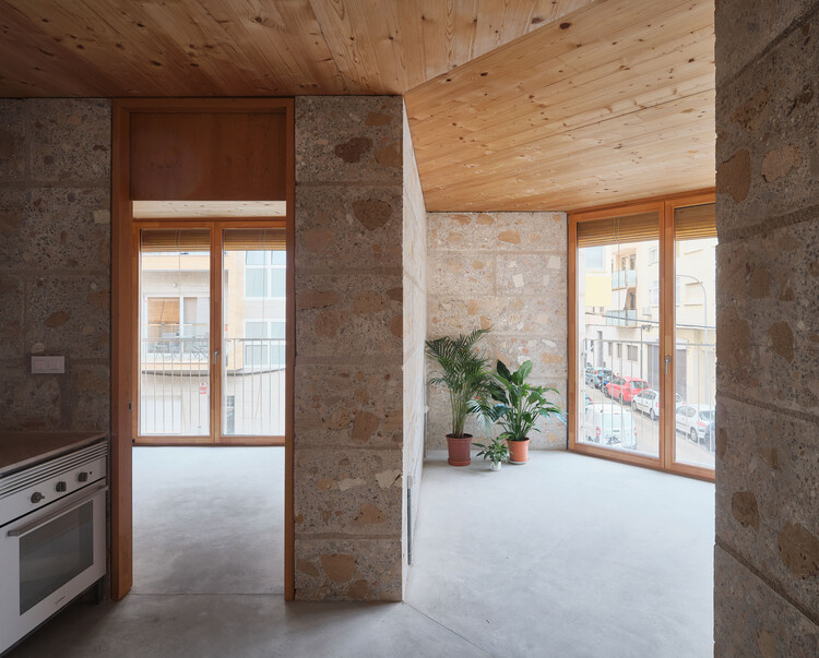 Единицы социального жилья 2104 / Harquitectes - Интерьерная фотография, древесина, бетон