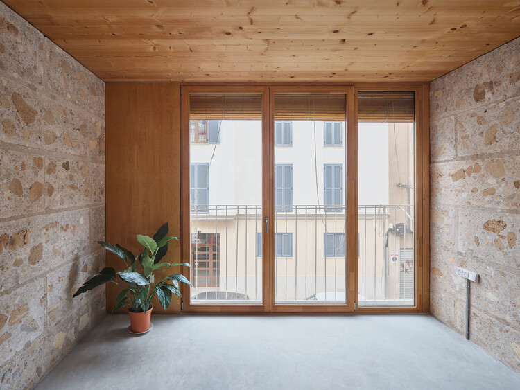 Единицы социального жилья 2104 / Harquitectes - Интерьерная фотография, древесина, бетон, балкон