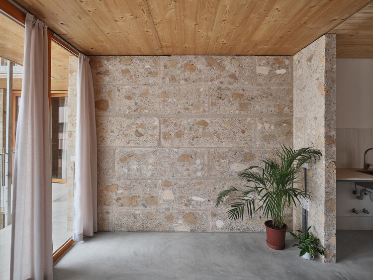 Единицы социального жилья 2104 / Harquitectes - Интерьерная фотография, древесина, бетон