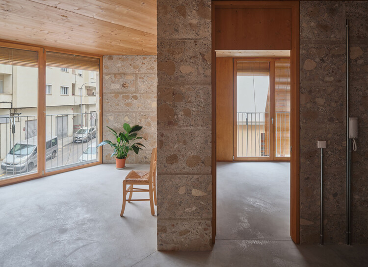 Единицы социального жилья 2104 / Harquitectes - Интерьерная фотография, дерево, дверь, бетон