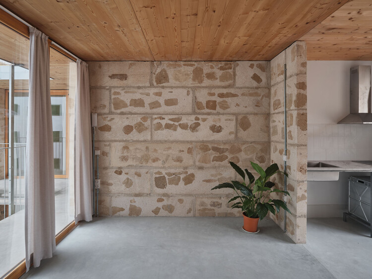 Единицы социального жилья 2104 / Harquitectes - Интерьерная фотография, древесина, бетон