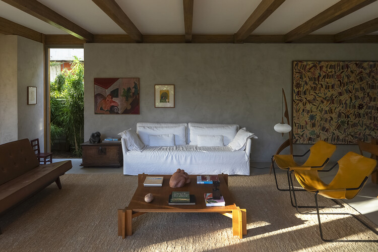 House of Amendoeiras / Play Arquitetura E Design - Интерьерная фотография, диван, дерево, стол, стул, освещение