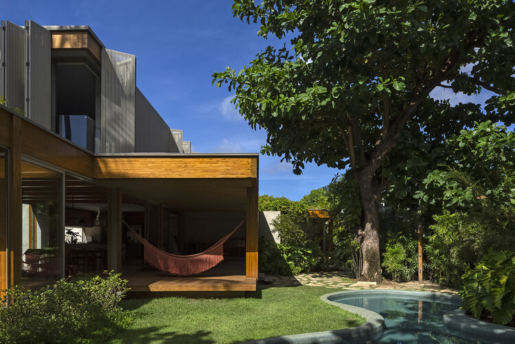 House of Amendoeiras / Play Arquitetura E Design - Экстерьерная фотография, дерево, сад, двор
