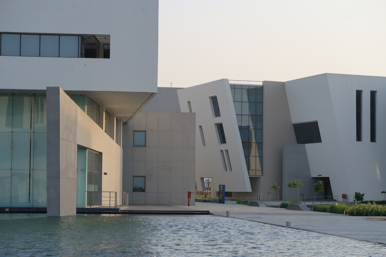 Tata Consultancy Services / Somaya Sampat - внешняя фотография, бетон