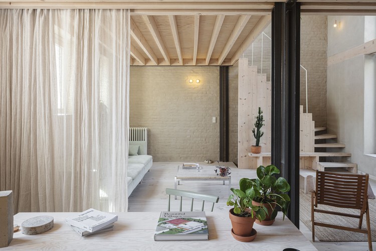 Карпер строительство Ремонт / Hé! Architectuur + Buro Kiss + EA + - Интерьерная фотография, дерево, освещение, стул