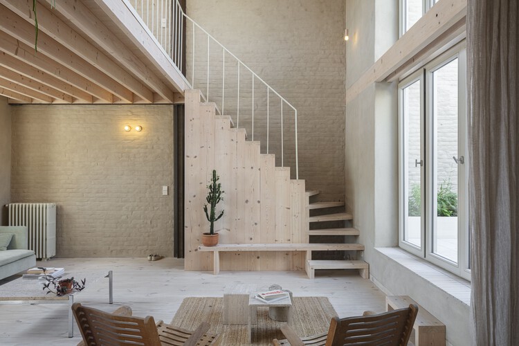 Карпер строительство Ремонт / Hé! Architectuur + Buro Kiss + EA + - Интерьерная фотография, лестница, дерево, поручница