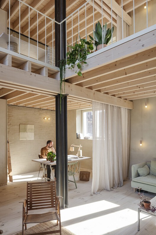Карпер строительство Ремонт / Hé! Architectuur + Buro Kiss + EA + - Интерьерная фотография, дерево, стул, луч
