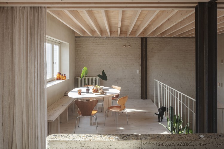 Карпер строительство Ремонт / Hé! Architectuur + Buro Kiss + EA + - Интерьерная фотография, дерево, стул