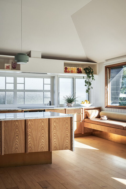 Phoenix House / HGA.Studio - Интерьерная фотография, кухня, дерево, столешница, освещение, стул