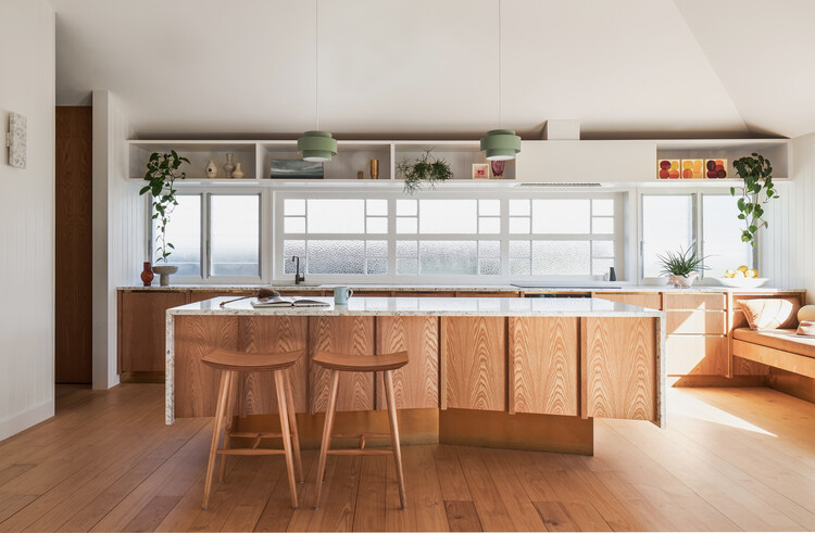 Phoenix House / HGA.Studio - Интерьерная фотография, кухня, дерево, столешница, освещение