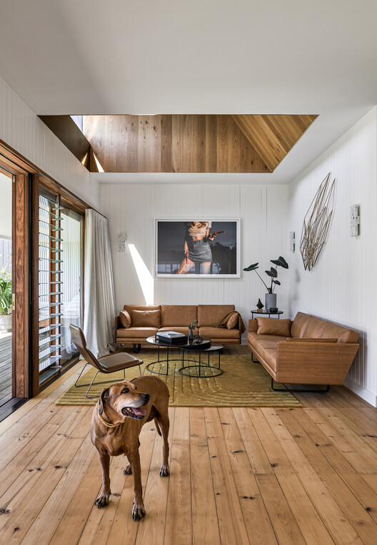 Phoenix House / HGA.Studio - Интерьерная фотография, гостиная, дерево, диван, стол, освещение, стул