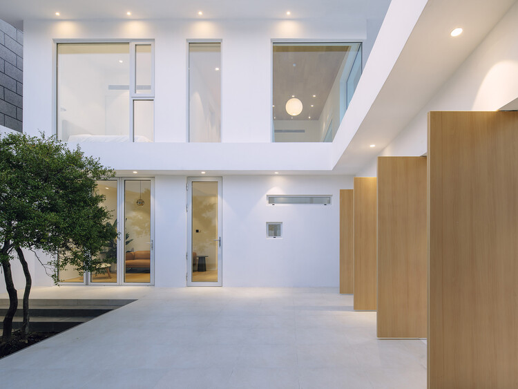 Qhouse / Yuanxiuwan Architect & Associates - Интерьерная фотография, дерево, дверь, стекло, бетон