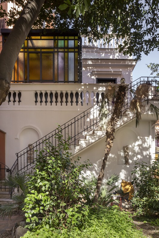 Villino Liberty Trastevere / Studiotamat - Внешняя фотография, лестница, дверь, поручни, балкон