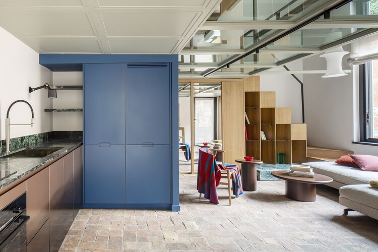 Villino Liberty Trastevere / Studiotamat - Интерьерная фотография, дерево, стол, освещение, стул, стеллажи