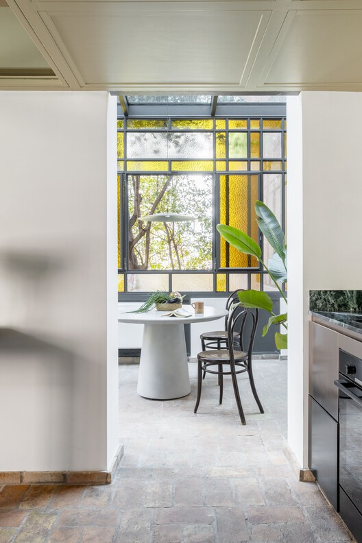 Villino Liberty Trastevere / Studiotamat - Интерьерная фотография, кухня, освещение, стекло, стул