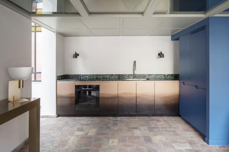 Villino Liberty Trastevere / Studiotamat - Интерьерная фотография, кухня, столешница, стекло