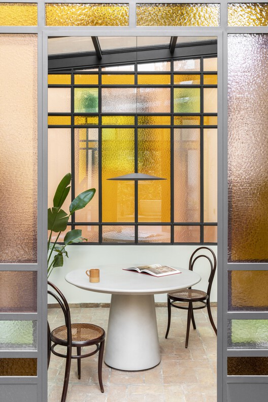 Villino Liberty Trastevere / Studiotamat - Интерьерная фотография, стекло, дверь, стул