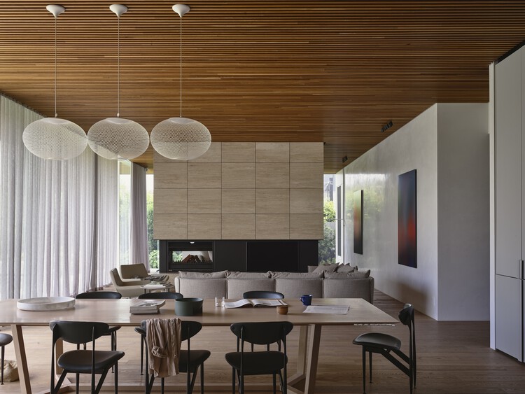 Linea House / Wolveridge Architects - Интерьерная фотография, столовая, дерево, стол, стул, освещение