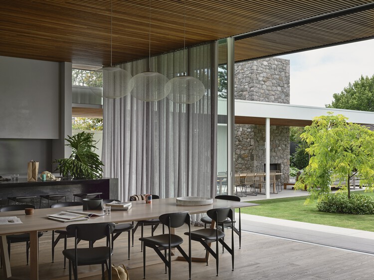Linea House / Wolveridge Architects - Интерьерная фотография, столовая, стул