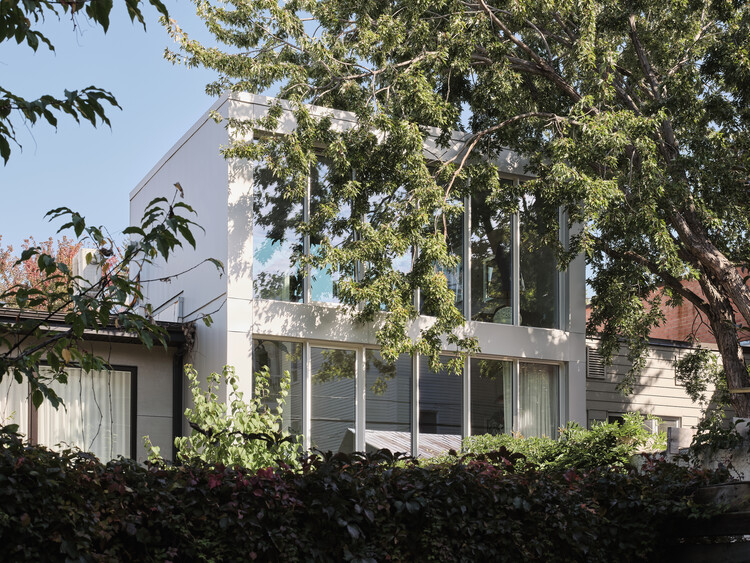 Maison -Jardin Beau / Alexandre Bernier Architecte - Экстерьерная фотография, дверь, бетон