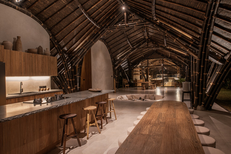 Студия Lodtunduh / Pablo Luna Studio - Интерьерная фотография, дерево, освещение, луч, стул