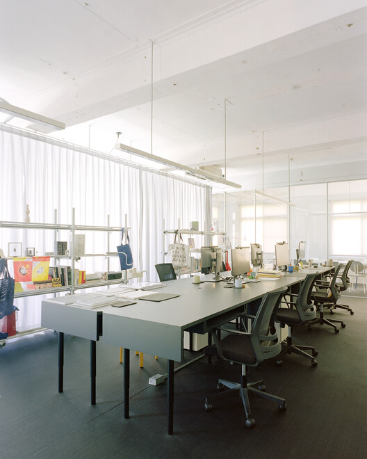 Office P & L / Studio TngtetShiu - Интерьерная фотография, кухня, стол, стул, освещение