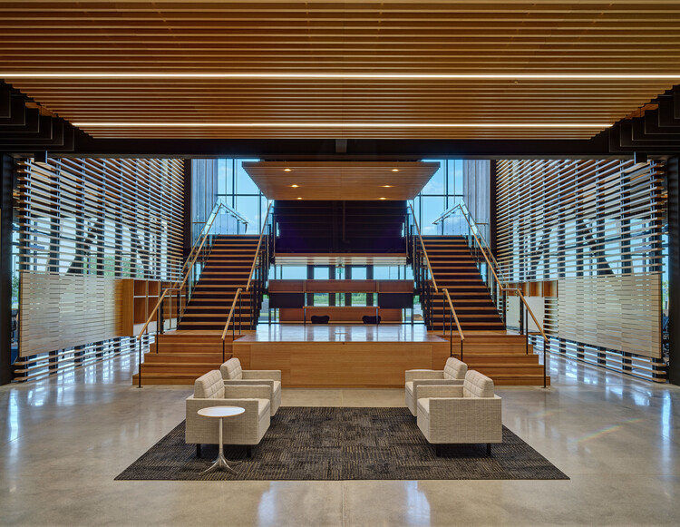 Корпоративная штаб -квартира KREGER / Neumann Monson Architects - Интерьерная фотография, лес, лестница