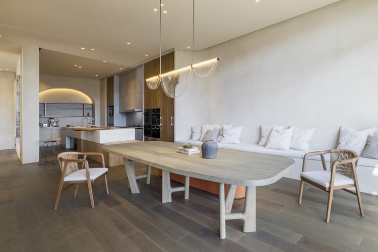 Echo Villa / Peny Sieh Interiors - Интерьерная фотография, столовая, дерево, освещение, стол, стул