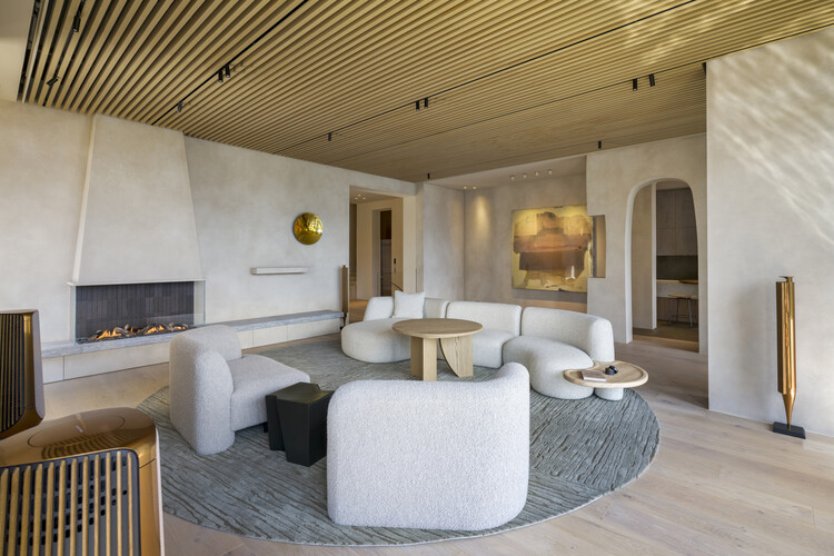 Echo Villa / Peny Sieh Interiors - Интерьерная фотография, гостиная, дерево, освещение, кресло