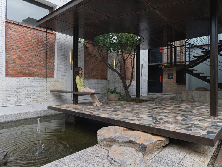 Центр Art Wind H (фаза II и фаза III) / Jin Qiuye Studio - Интерьерная фотография, бетон, двор.