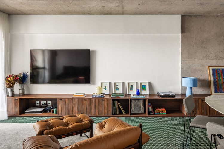 Основная квартира / боло Arquitetos - Интерьерная фотография, гостиная, дерево, диван, стол, стеллажи, освещение