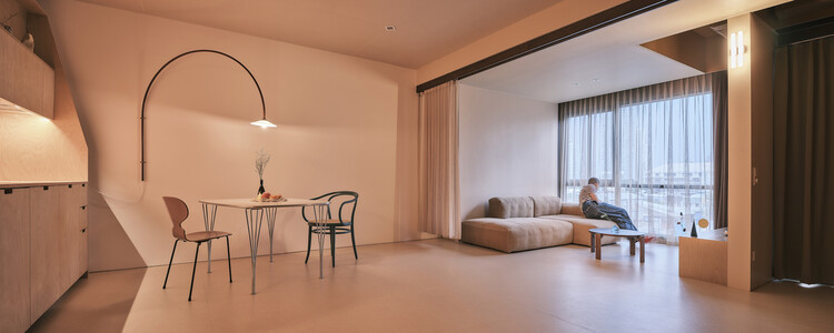 MM33 Apartment / Buno - Интерьерная фотография, дерево, освещение, стул