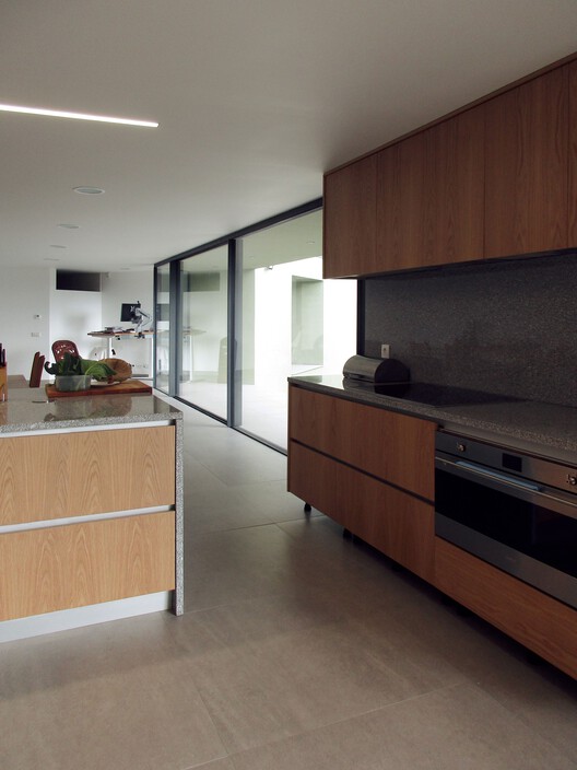 Bioclimatic House / Utopia - Arquitectura E Engenharia - Интерьерная фотография, кухня, дерево, столешница