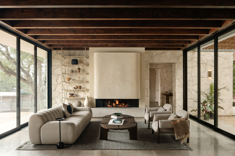 Casa Calma / Ravel Architecture - Внутренняя фотография, гостиная, дерево, диван, стол, освещение, стул