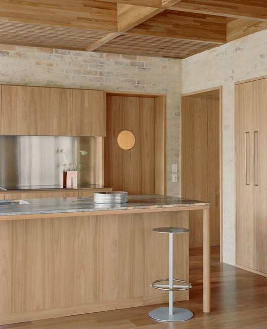 Dunstan House / SSDH - Интерьерная фотография, кухня, дерево, столешница, освещение
