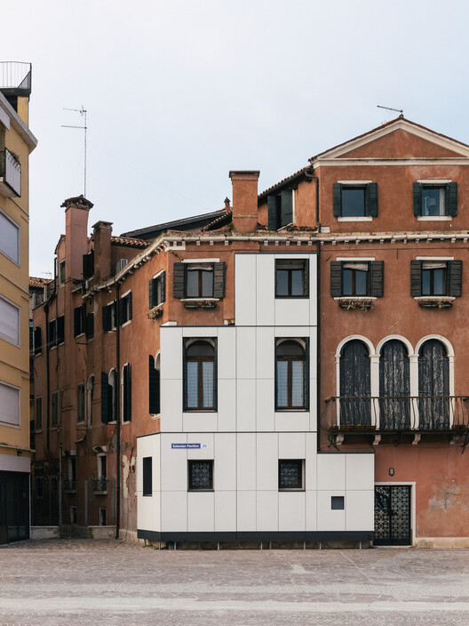 Павильон Эстонии, позвольте мне согреть вам биеннале Architettura 2025 / Keiti Lige + Elina Liiva + Helena Männa - Внешняя фотография, окна, фасад, кирпич, балкон
