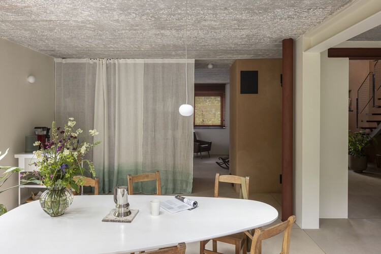 Omloop Farmhouse / Hé! Архитектор - интерьерная фотография, столовая, дерево, стул