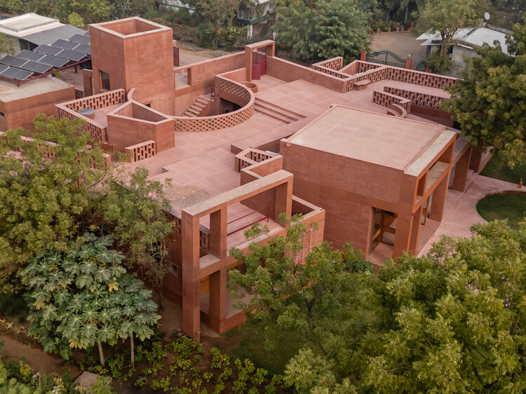 Alloa Hills Weekend Home / Studio Sangath - изображение 5 из 23