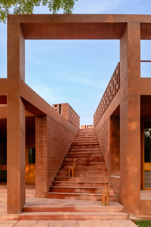 Alloa Hills Weekend Home / Studio Sangath - изображение 6 из 23