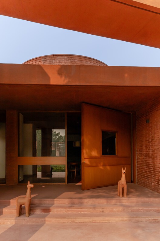 Alloa Hills Weekend Home / Studio Sangath - изображение 2 из 23