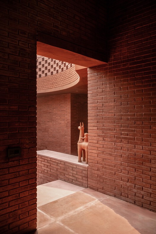 Alloa Hills Weekend Home / Studio Sangath - изображение 14 из 23