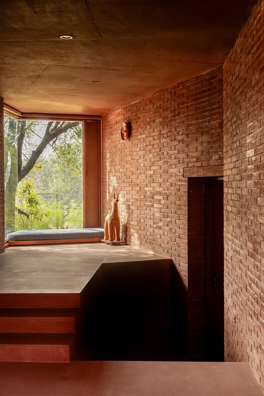 Alloa Hills Weekend Home / Studio Sangath - Интерьерная фотография, дерево, кирпич