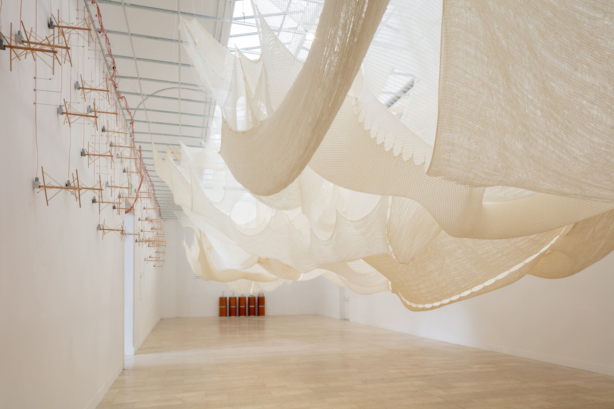Установка шерсти Сербии исследует круговой дизайн в Venice Architecture Biennale 2025