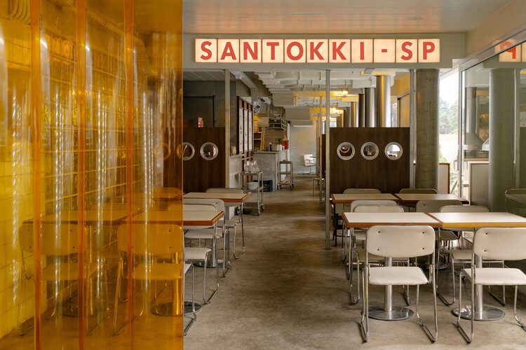 Ресторан Santokki / Tadu Arquitetura - Интерьерная фотография, столовая, освещение, стул, стекло