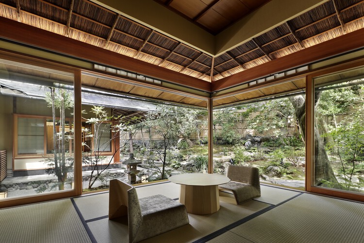 Отель vmg villa kyoto / moriyoshi naotake atelier - Интерьерная фотография, гостиная, дерево, луч